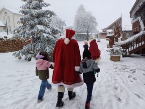 Chloé qui marche avec le Père Noël